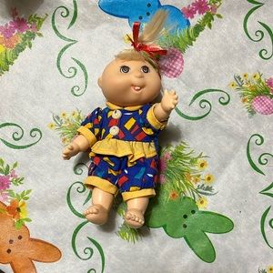 CABBAGE PATCH Doll Mini Figure Vintage 1995 Blonde Hair with original clothing.